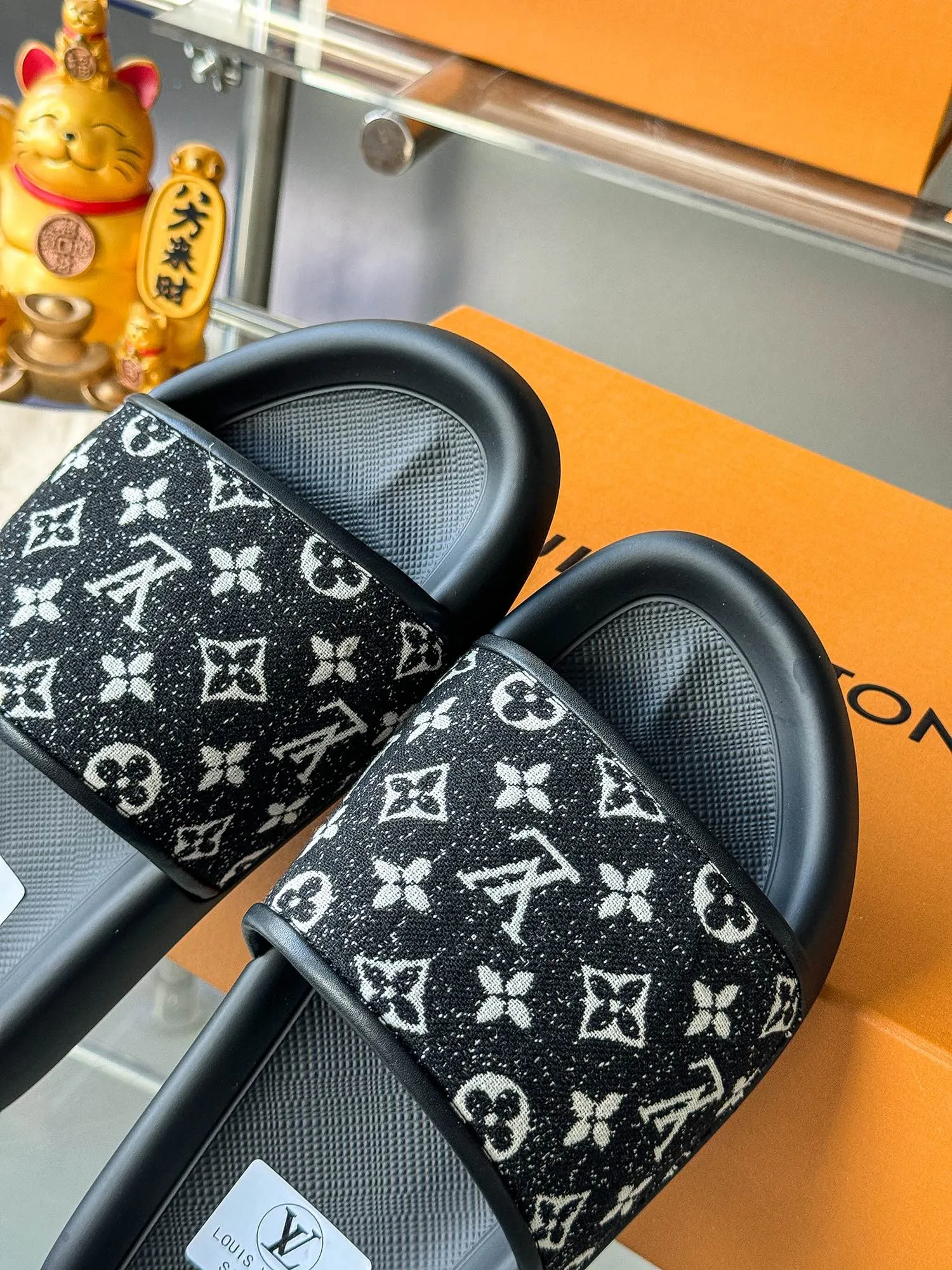 [L Home] P: 300💰 ▪️Shoe size: Women's 35-40 Men's 38-46▪️Packaging: Counter top quality~original packaging Louis Vuitton lv couple's monogram embossed slippers This season, Waterfront sandals return with a new look, and the upper buckle is embossed with Louis Vuitton's iconic Monogram pattern. Made of waterproof rubber with a comfortable and resilient insole. The lightweight, flexible outsole is embossed with the Louis Vuitton logo. Exquisitely packaged at the delivery counter 🛍📦 ▪️Fabric: Original molded rubber foam ▪️Sole: Original molded rubber foam outsole ▪️Sole thickness: 3CM.